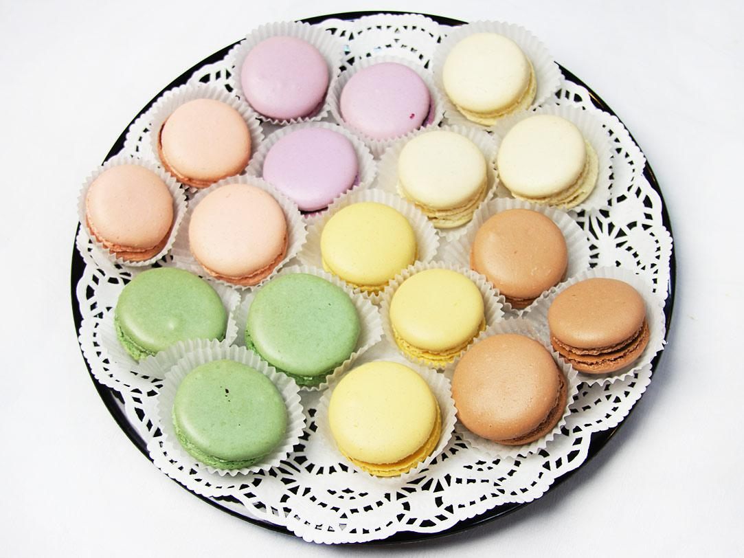 Assorted French pastries "Macarons" 18/35/70 pcs