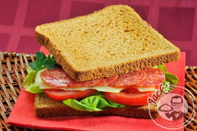 MetroLight Salami & Cheese Sandwich 220 g