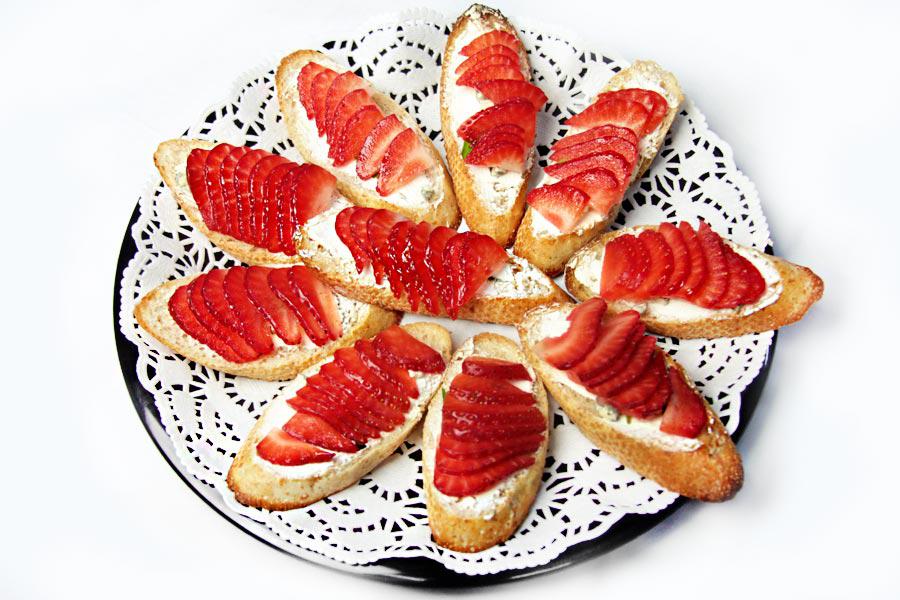 Crostini with strawberries «Bari» 10/18 pcs.